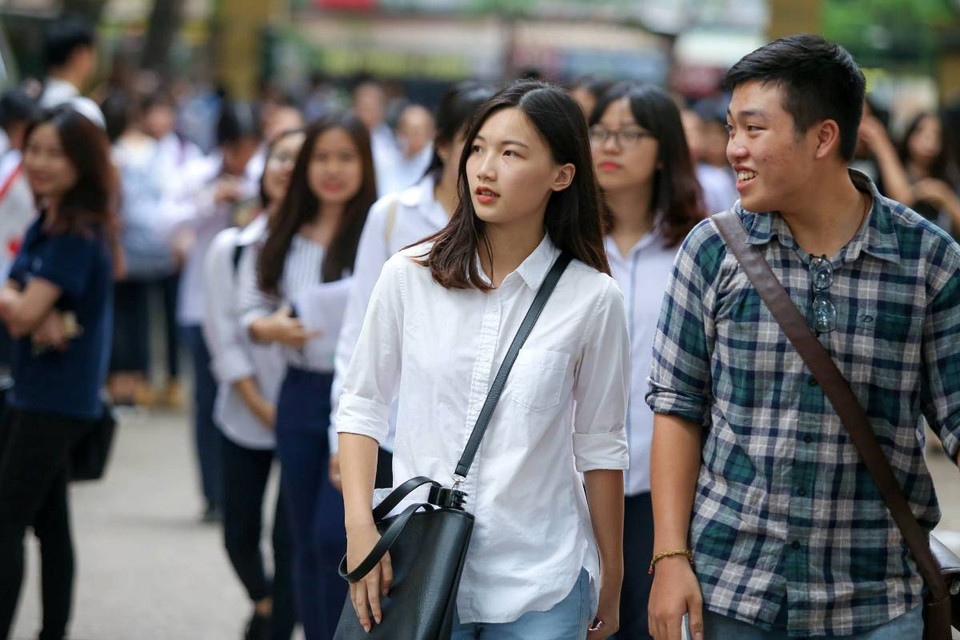 Thí sinh làm thủ tục tham dự kỳ thi Trung học Phổ thông Quốc gia. (Ảnh: Minh Sơn/Vietnam+)