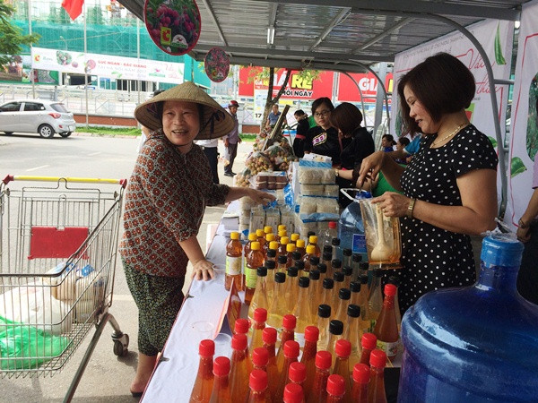 Ngoài sản phẩm vải thiều, Tuần lễ vải thiều năm nay còn trưng bày giới thiệu các đặc sản khác của Bắc Giang như dấm hoa quả, bưởi da xanh, ổi và mỳ Chũ... (Ảnh: Thanh Tâm/Vietnam+)