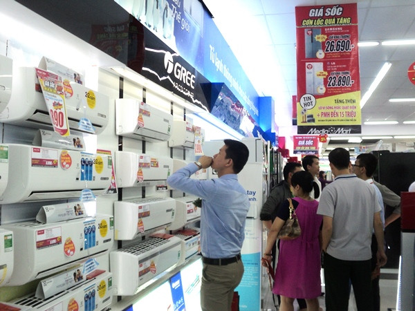 Lựa chọn mua điều hòa là giải pháp chống nóng của nhiều người trong thời điểm này. (Ảnh: Thanh Tâm/Vietnam+)