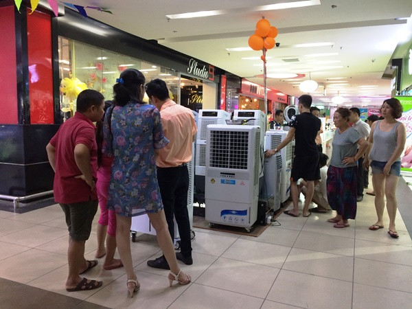 Người tiêu dùng xem và lựa chọn các sản phẩm quạt phun sương, máy điều hòa tại siêu thị Big C. (Ảnh: Thanh Tâm/Vietnam+)