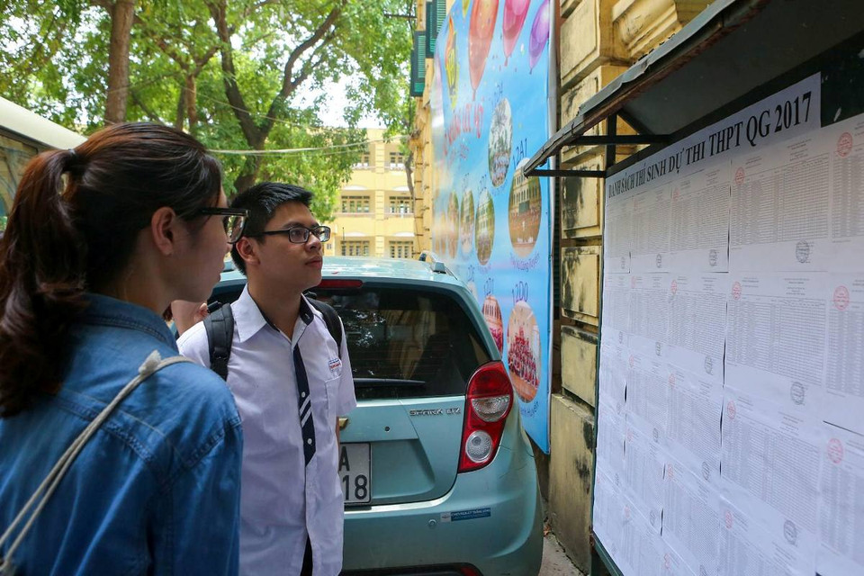 Thí sinh rà soát lại số báo danh và phòng thi. (Ảnh:Minh Sơn/Vietnam+)