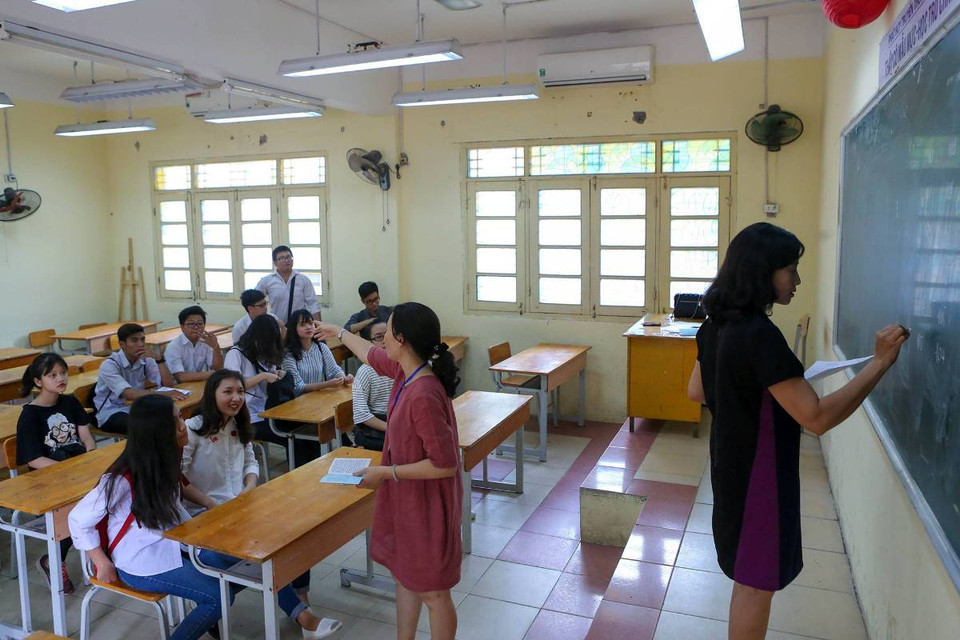 Giáo viên đang phổ biến các quy định trong phòng thi. (Ảnh: Minh Sơn/Vietnam+)