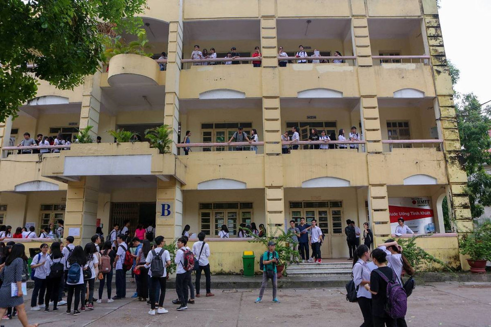 Thí sinh tập trung tại trường trước giờ vào làm thủ tục thi. (Ảnh: Minh Sơn/Vietnam+)