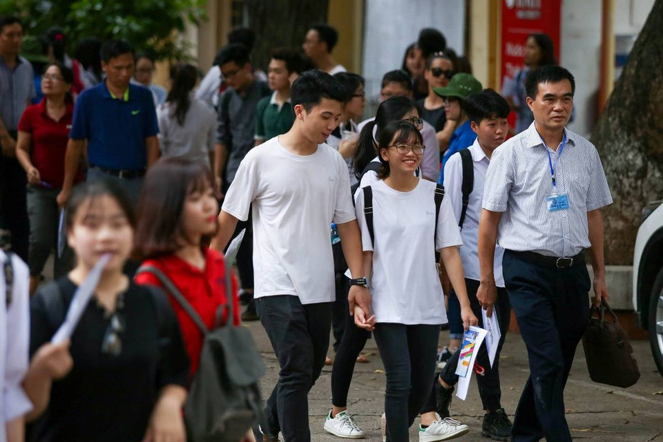 Phụ huynh và thí sinh phấn khởi trong ngày đầu làm thủ tục dự thi. (Ảnh: Minh Sơn/Vietnam+)