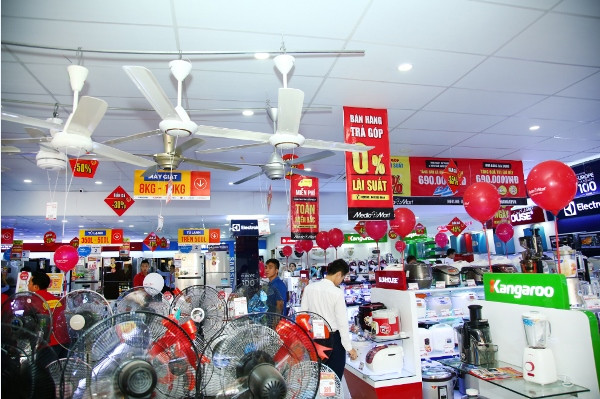 Các sản phẩm điện lạnh đa dạng về thương hiệu, mẫu mã với nhiều phân khúc giá khác nhau dao động từ 300.000 đồng đến hơn 15 triệu đồng/sản phẩm. (Ảnh: Thanh Tâm/Vietnam+)