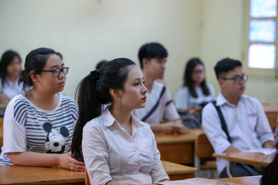 Các thí sinh nghe phổ biến quy chế tại điểm thi trường Trung học Phổ thông Việt Đức. (Ảnh: Minh Sơn/Vietnam+)