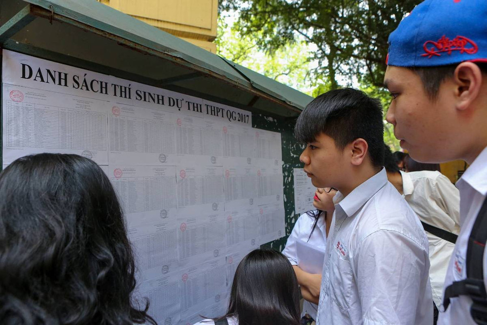 Thí sinh rà soát lại số báo danh và phòng thi. (Ảnh:Minh Sơn/Vietnam+)