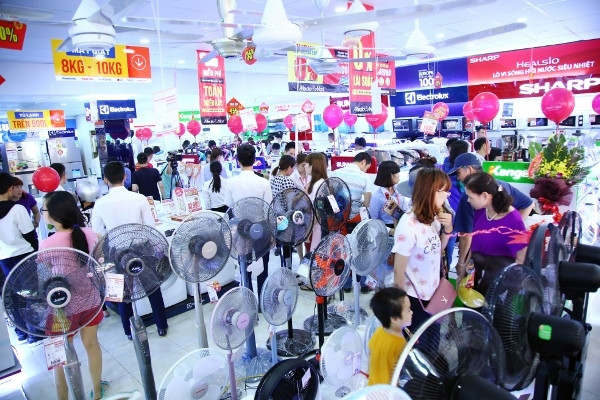 Nhu cầu mua các thiết bị chống nóng như quạt điện, điều hòa thu hút người mua dịp nắng nóng khốc liệt. (Ảnh: Thanh Tâm/Vietnam+)