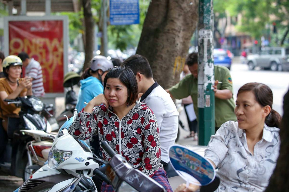 Phụ huynh chờ đón con ở ngoài các điểm thi. (Ảnh:Minh Sơn/Vietnam+)