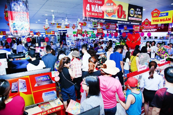 Siêu thị điện máy chật cứng người đến mua sắm các thiết bị chống nóng. (Ảnh: Thanh Tâm/Vietnam+)