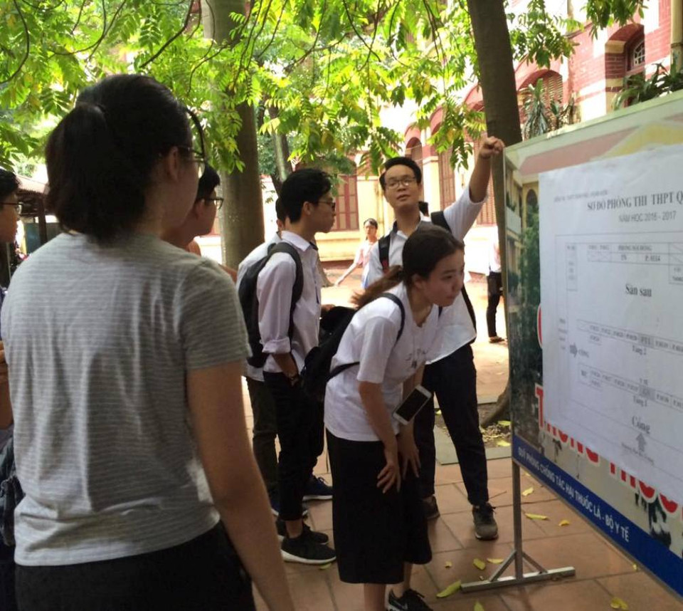 Thí sinh xem sơ đồ phòng thi trước khi vào làm thủ tục thi tại trường Trung học Phổ thông Trần Phú. (Ảnh: Thanh Tâm/Vietnam+)
