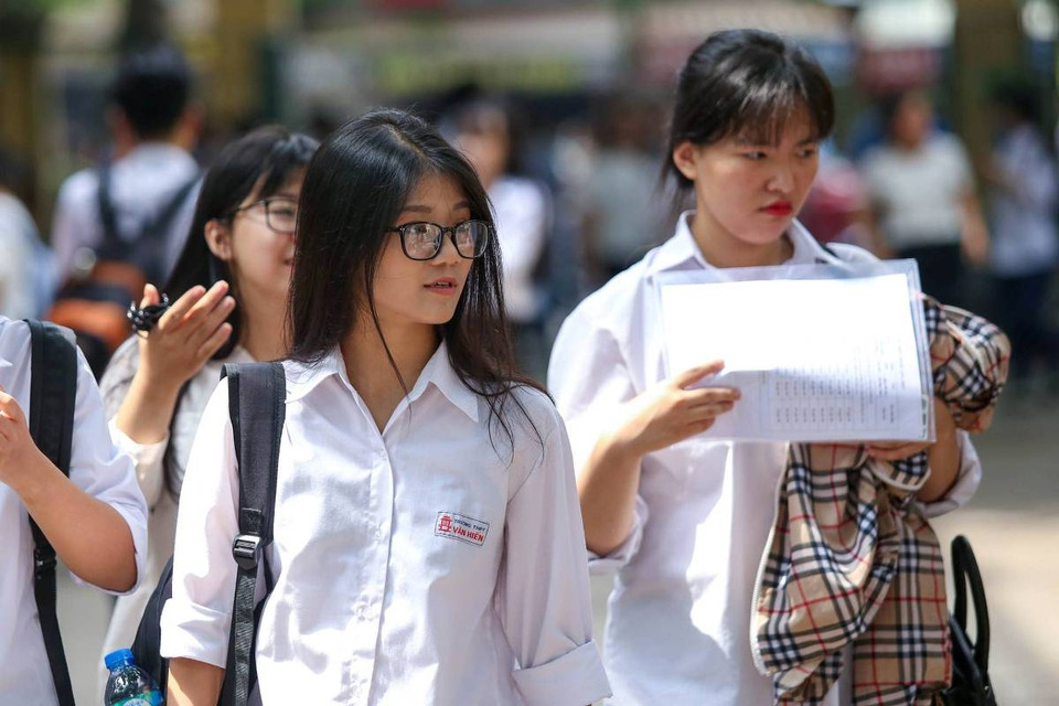 Thí sinh làm thủ tục tham dự kỳ thi Trung học Phổ thông Quốc gia. (Ảnh: Minh Sơn/Vietnam+)