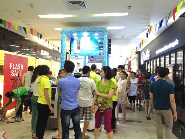 Gian hàng bày bán quạt điều hòa chật kín người mua. (Ảnh: Thanh Tâm/Vietnam+)./.