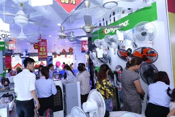 Đa dạng các sản phẩm thuộc các thương hiệu nổi tiếng như Daikin, Panasonic, LG, Samsung, Sharp, Electrolux, Mitshubishi, .. đều được trưng bày phục vụ nhu cầu người mua. (Ảnh: Thanh Tâm/Vietnam+)