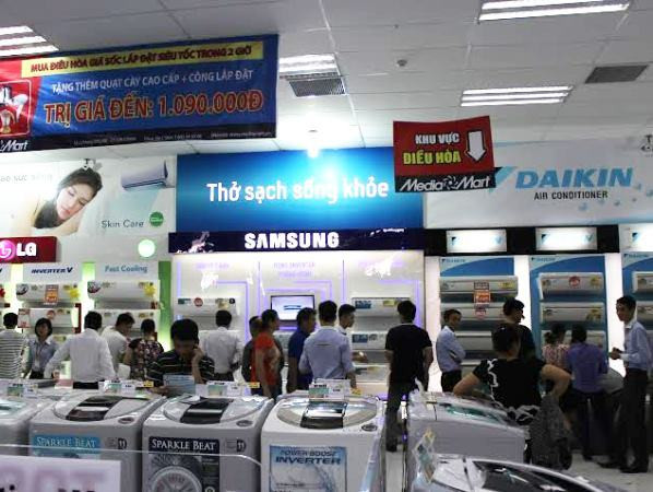 Gian hàng điều hòa thu hút người lựa chọn mua.(Ảnh: Thanh Tâm/Vietnam+)