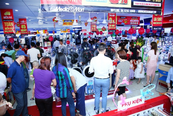 Lượng khách hàng mua các thiết bị chống nóng dịp nắng kỷ lục này tại MediaMart tăng gấp 5 lần so với trước dịp nóng. (Ảnh: Thanh Tâm/Vietnam+)