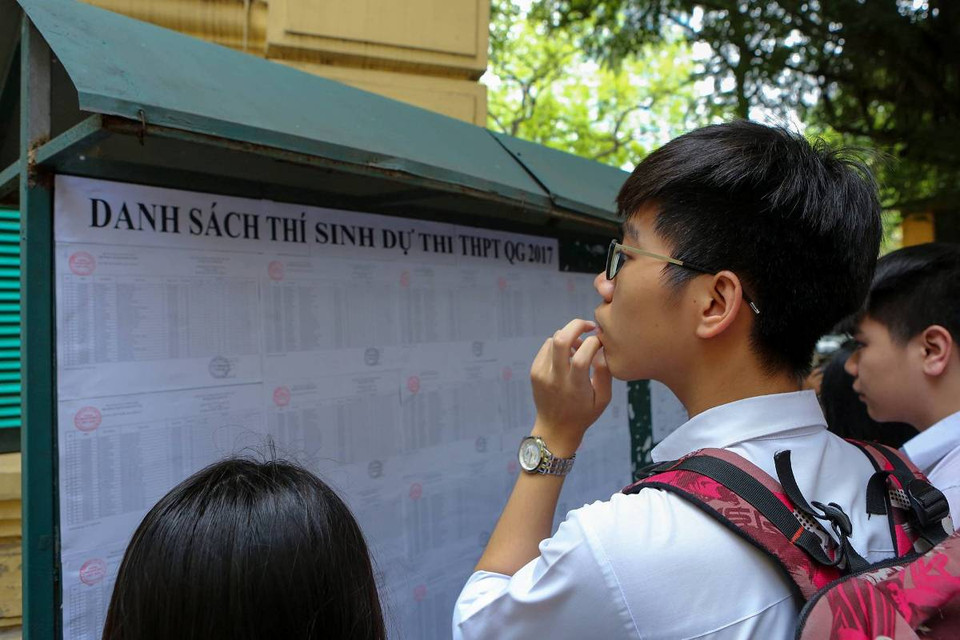 Thí sinh rà soát lại số báo danh và phòng thi. (Ảnh:Minh Sơn/Vietnam+)