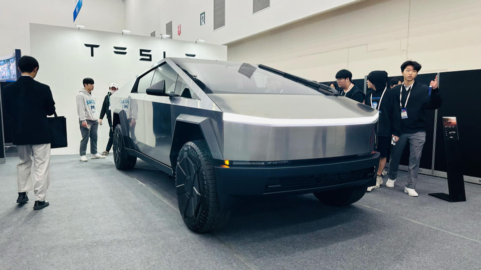 Tesla Cybertruck thu hút sự chú ý của khách tham quan FIX 2024. (Nguồn: Vietnam+)