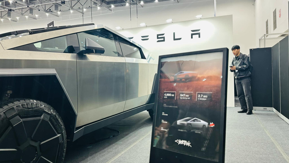 Tại thị trường Mỹ, giá bán của Tesla Cybertruck 2024 dao động từ 60.990 - 99.990 USD, với các phiên bản AWD và Cyberbeast, trong khi phiên bản RWD dự kiến ra mắt vào năm 2025. (Nguồn: Vietnam+)