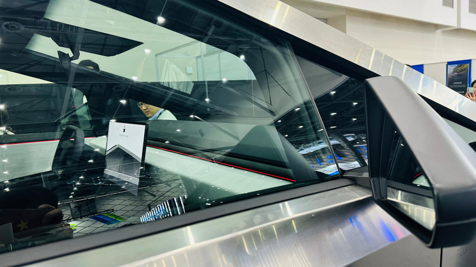 Bên trong cabin, không gian được thiết kế tối giản và hiện đại, với màn hình cảm ứng trung tâm 18,5 inch và màn hình giải trí 9,4 inch. (Nguồn: Vietnam+)