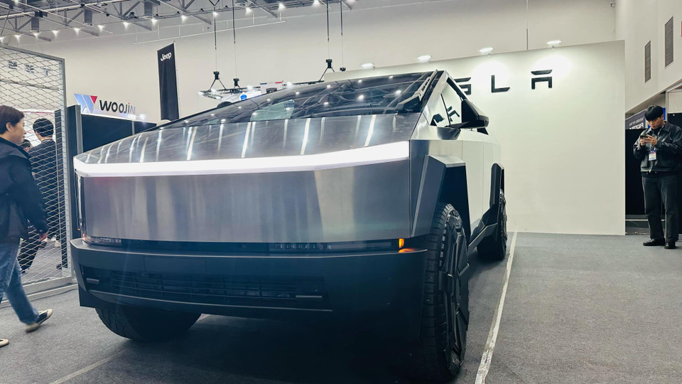 Với thiết kế vuông vức mạnh mẽ, Cybertruck mang đến cảm giác như một cỗ máy đến từ tương lai, xe có thùng sau dài 1.828 mm và rộng 1.219 mm, không cần phải lót thùng như những chiếc bán tải truyền thống. (Nguồn: Vietnam+)