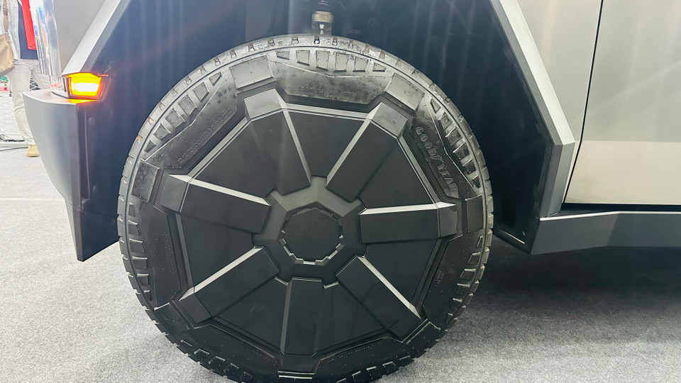 Xe sử dụng lốp mọi địa hình kích thước 35 inch (khoảng 890 mm) cùng hệ thống treo khí nén thông minh, cho phép nâng khoảng sáng gầm lên tới 442 mm.