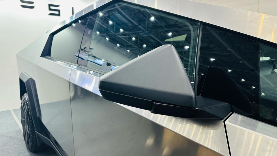 Điểm nhấn đáng chú ý của Cybertruck là lớp vỏ làm từ thép không gỉ không sơn, được Elon Musk gọi là "bộ khung xương ngoài", mang lại độ bền vượt trội và khả năng chống chọi với các tác động, bao gồm cả đạn bắn. (Nguồn: Vietnam+)