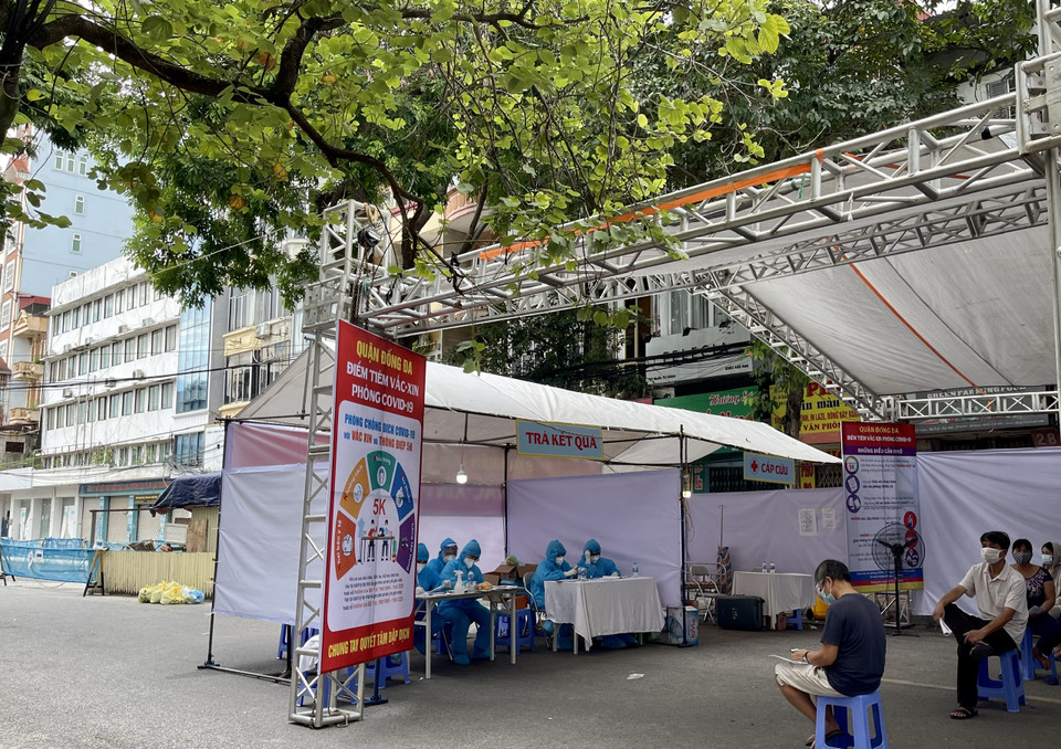 Khu vực Tổ trực cấp cứu và Trả kết quả của điểm tiêm chủng . (Ảnh: QT/Vietnam+)