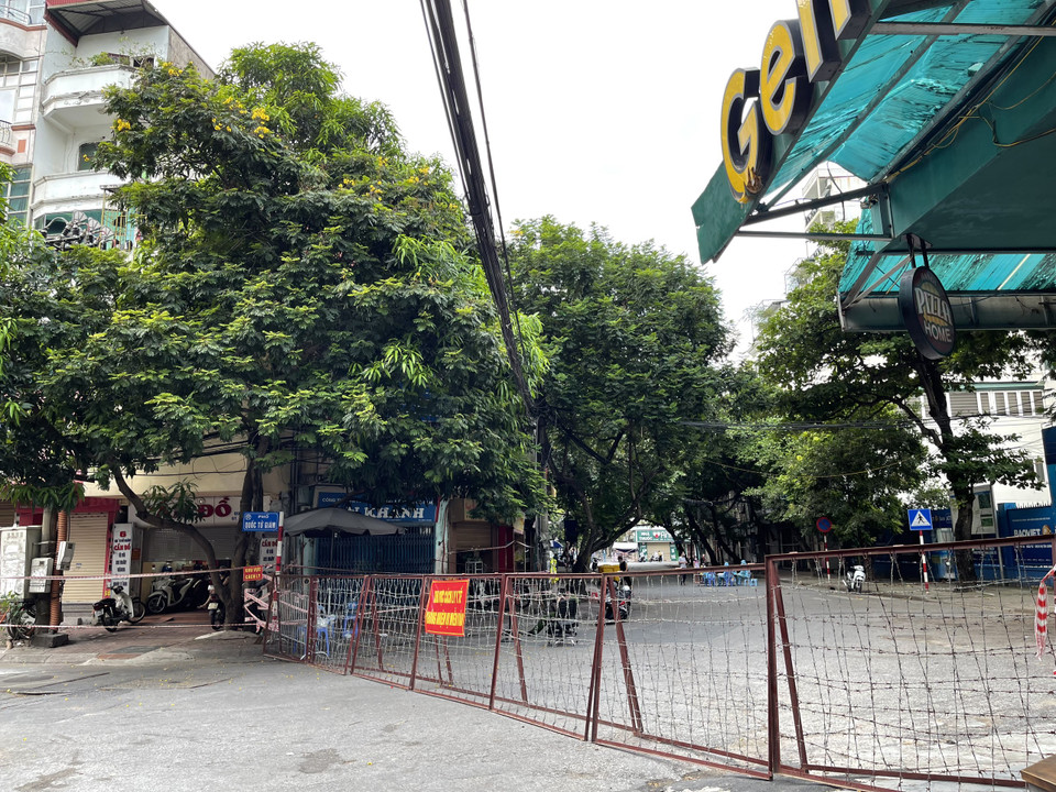 Theo ông Trịnh Hữu Tuấn - Phó Chủ tịch Ủy ban Nhân dân quận Đống Đa (Hà Nội) kiêm Chỉ huy trưởng Sở Chỉ huy tiền phương phòng, chống dịch COVID-19 tại vùng cách ly, sau khi quận Đống Đa ban hành quyết định phong tỏa hai phường từ 18h ngày 21/8, Sở Chỉ huy tiền phương tại hai phường đã chỉ đạo lực lượng y tế tiến hành xét nghiệm COVID-19 cho toàn bộ người dân, với hơn 7.000 hộ dân và hơn 21.000 nhân khẩu.