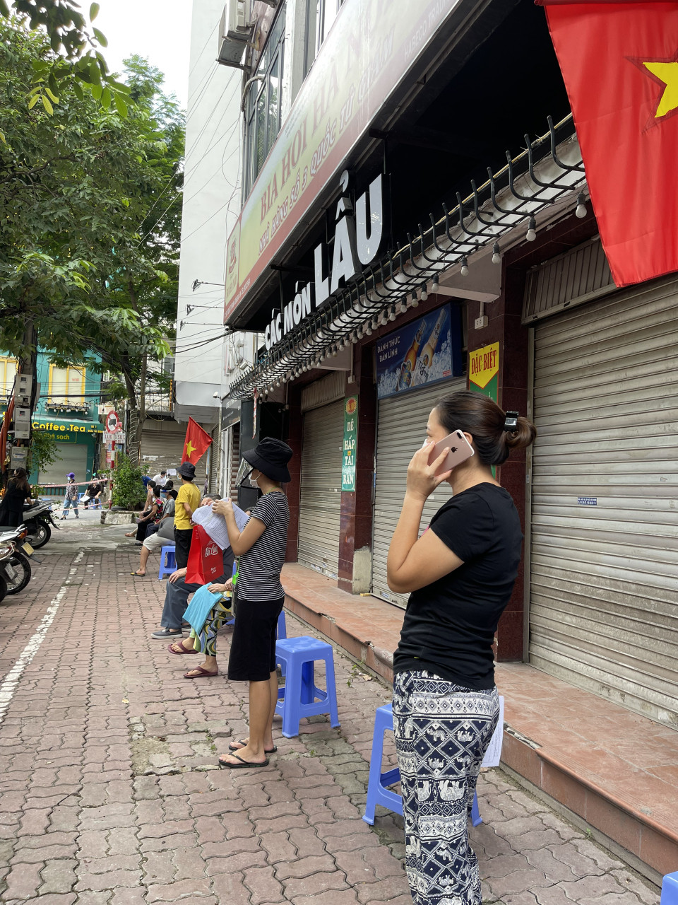 Dự kiến, trong 4 ngày triển khai, sẽ tiêm được khoảng 8.000 mũi vaccine cho người dân của hai phường. (Ảnh: QT/Vietnam+)