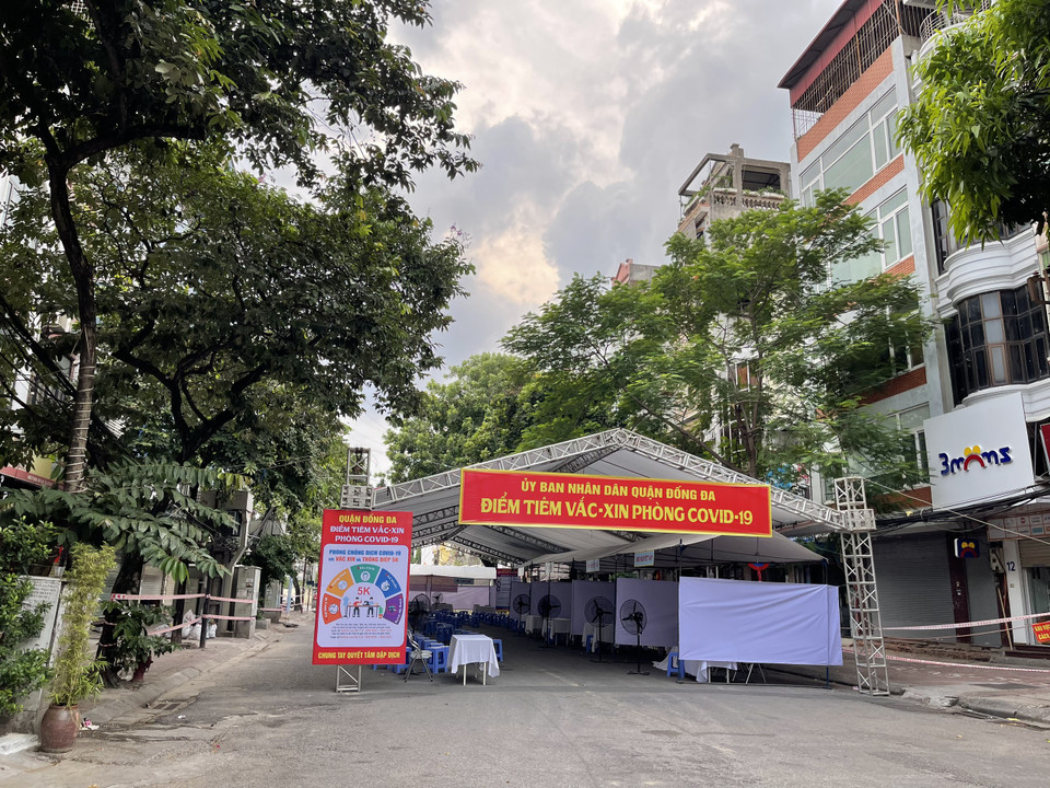 Chiều 27/8, lực lượng chức năng của hai phường Văn Chương và Văn Miếu phối hợp với Trung tâm Y tế quận lập điểm tiêm dã chiến để tiêm vaccine cho người dân. (Ảnh: QT/Vietnam+)