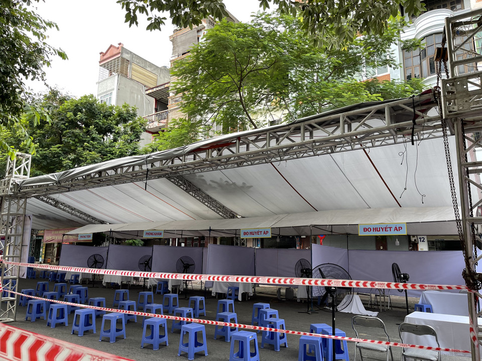 Thời gian tiêm bắt đầu từ ngày 27 đến 30/8. Mỗi điểm được bố trí 4 dây chuyền tiêm và 1 tổ trực cấp cứu. (Ảnh: QT/Vietnam+)