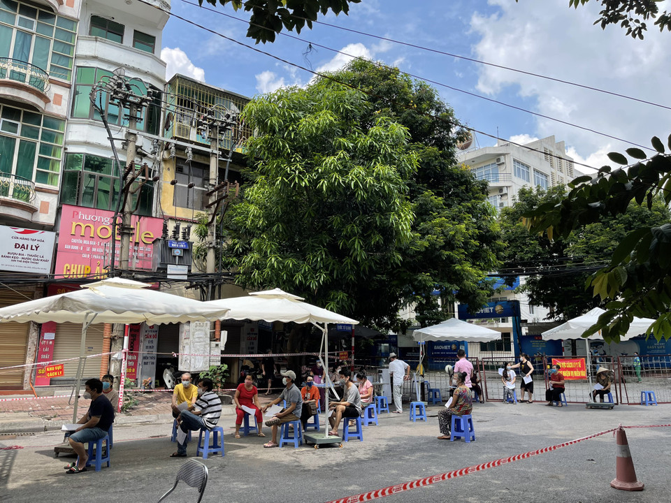 Hình ảnh người dân đến tiêm sáng ngày 28/8. (Ảnh: QT/Vietnam+)