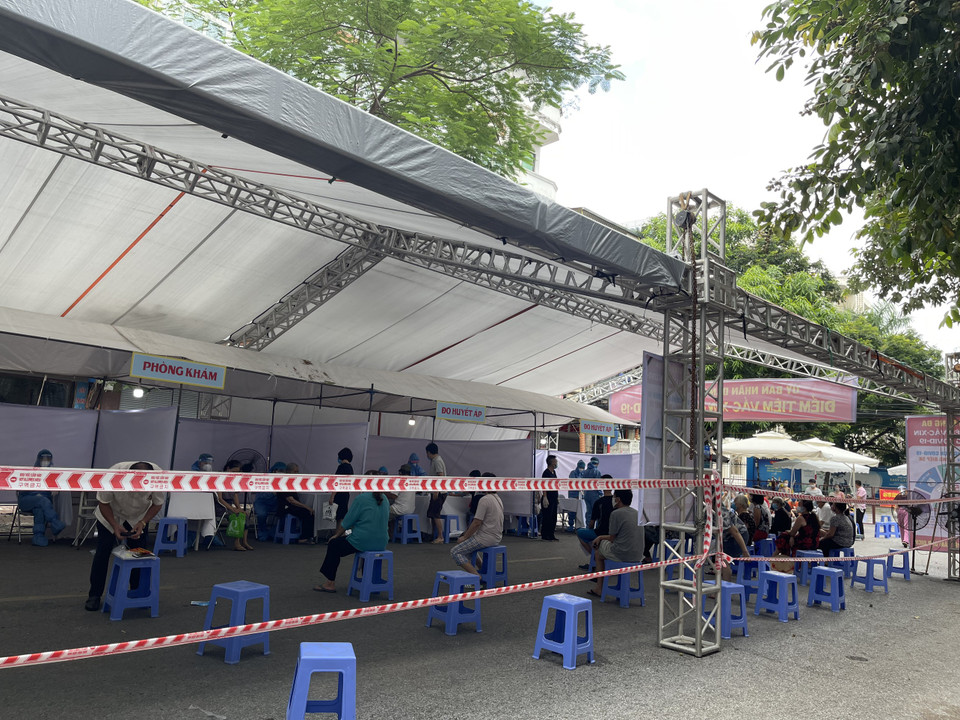 Để bảo đảm thực hiện tốt công tác khoanh vùng, dập dịch tại địa bàn hai phường diện 'vùng đỏ,' quận Đống Đa đã triển khai 4 điểm tiêm dã chiến để tiêm vaccine cho người dân ngay trong khu vực phong tỏa. (Ảnh: QT/Vietnam+)