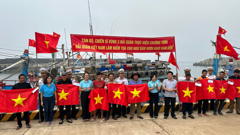 Bên cạnh đánh bắt thủy hải sản, làm nhiệm vụ kinh tế biển còn có một nhiệm vụ quan trọng hơn rất nhiều, đó là cùng với tất cả quân, dân để xây dựng thế trận quốc phòng an ninh trên biển. (Ảnh: Vietnam+)