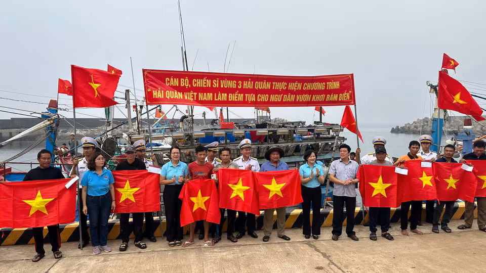 Bên cạnh đánh bắt thủy hải sản, làm nhiệm vụ kinh tế biển còn có một nhiệm vụ quan trọng hơn rất nhiều, đó là cùng với tất cả quân, dân để xây dựng thế trận quốc phòng an ninh trên biển. (Ảnh: Vietnam+)