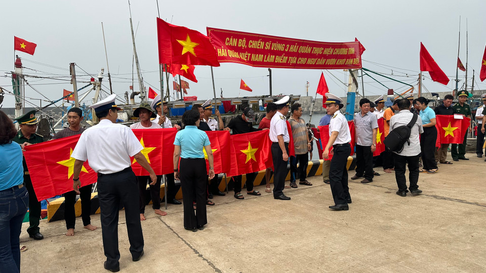 Lĩnh vực thủy sản đóng góp rất lớn cho kinh tế đất nước nói chung cũng như người dân trên đảo nói riêng, tạo công ăn việc làm cho ngư dân. (Ảnh: Vietnam+)