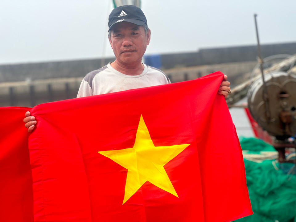 Đối với mỗi người dân Việt Nam dù ở bất cứ nơi đâu thì lá cờ Tổ quốc là biểu tượng thiêng liêng. Cờ Tổ quốc ở đâu thì như đất nước, quê hương ở đó. (Ảnh: Vietnam+)