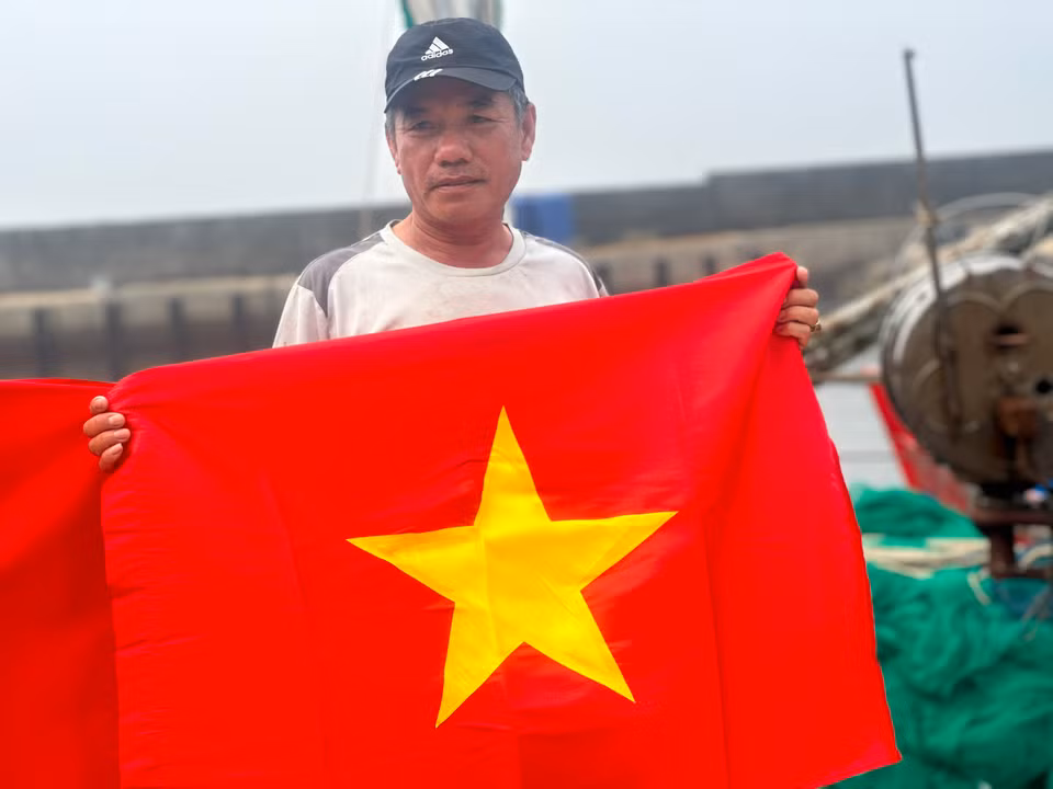 Đối với mỗi người dân Việt Nam dù ở bất cứ nơi đâu thì lá cờ Tổ quốc là biểu tượng thiêng liêng. Cờ Tổ quốc ở đâu thì như đất nước, quê hương ở đó. (Ảnh: Vietnam+)