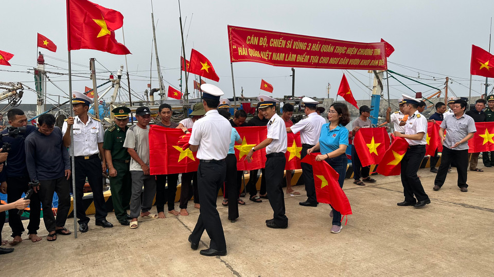 Mỗi lá cờ khi cùng ngư dân ra khơi mang niềm kiêu hãnh, tự hào về chủ quyền biển đảo của Tổ quốc ta. Đây cũng là nguồn động viên tinh thần vô cùng lớn lao với những người làm nghề biển. (Ảnh: Vietnam+)