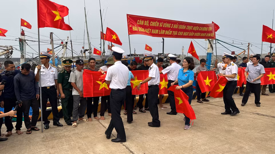 Mỗi lá cờ khi cùng ngư dân ra khơi mang niềm kiêu hãnh, tự hào về chủ quyền biển đảo của Tổ quốc ta. Đây cũng là nguồn động viên tinh thần vô cùng lớn lao với những người làm nghề biển. (Ảnh: Vietnam+)