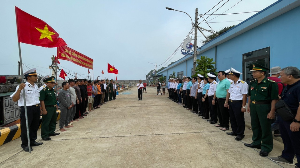 Đoàn công tác Bộ Tư lệnh Vùng 3 Hải quân do Chính ủy Vùng 3 Hải quân, Chuẩn Đô đốc Nguyễn Đăng Tiến và Ngân hàng Nông nghiệp và Phát triển nông thôn Việt Nam (Agribank) do Phó Tổng Giám đốc Nguyễn Thị Phượng làm trưởng đoàn đã đến thăm và trao cờ cho ngư dân huyện đảo Cồn Cỏ (tỉnh Quảng Trị) ngày 14/4. (Ảnh: Vietnam+)