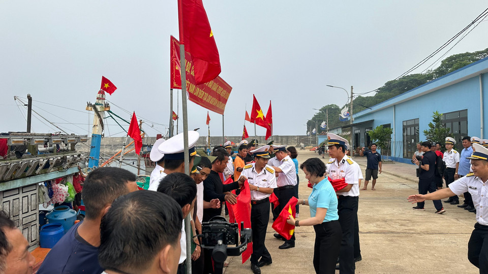 Do có vị trí chiến lược về quốc phòng, an ninh cũng như tiềm năng, lợi thế trong phát triển kinh tế, dịch vụ du lịch, lâm, nông, thủy sản… ngày 01/10/2004, Chính phủ đã ban hành Nghị định số 174/2004/NĐ-CP về việc thành lập huyện đảo Cồn Cỏ (thuộc tỉnh Quảng Trị) và xây dựng thành đảo du lịch - đảo tiền tiêu của Tổ quốc.