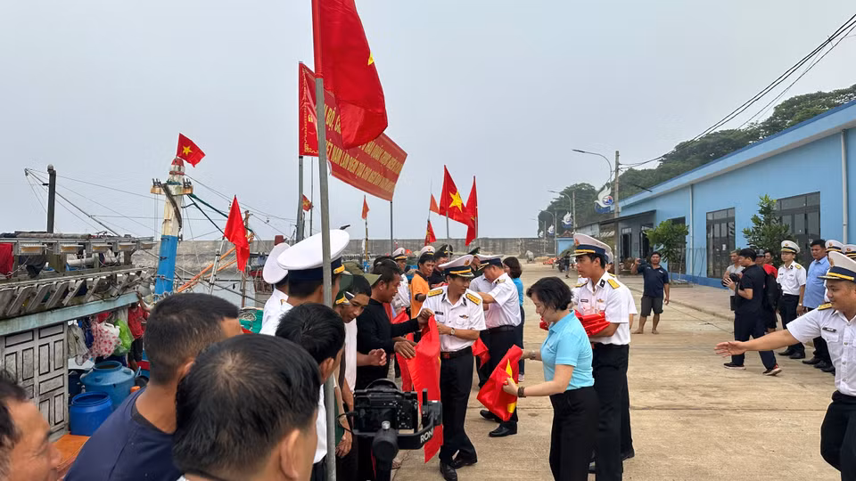 Do có vị trí chiến lược về quốc phòng, an ninh cũng như tiềm năng, lợi thế trong phát triển kinh tế, dịch vụ du lịch, lâm, nông, thủy sản… ngày 01/10/2004, Chính phủ đã ban hành Nghị định số 174/2004/NĐ-CP về việc thành lập huyện đảo Cồn Cỏ (thuộc tỉnh Quảng Trị) và xây dựng thành đảo du lịch - đảo tiền tiêu của Tổ quốc.