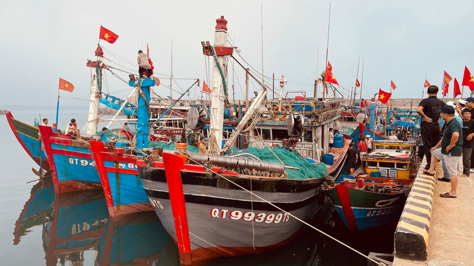 Vì thế, khi ngư dân treo lá cờ Tổ quốc trên tàu lúc ra khơi bám biển, lòng họ lúc nào cũng hướng về đất nước, vì lợi ích, chủ quyền của đất nước mình. (Ảnh: Vietnam+)
