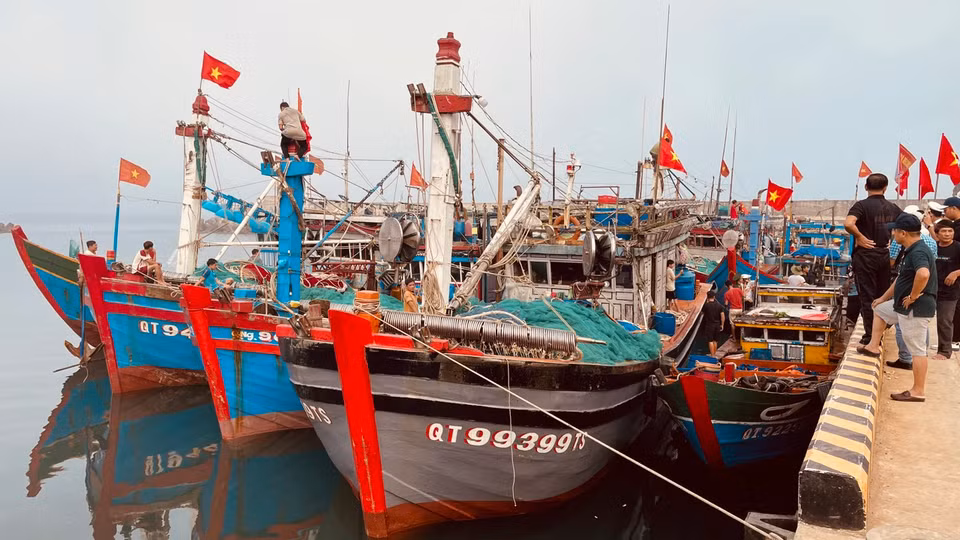 Vì thế, khi ngư dân treo lá cờ Tổ quốc trên tàu lúc ra khơi bám biển, lòng họ lúc nào cũng hướng về đất nước, vì lợi ích, chủ quyền của đất nước mình. (Ảnh: Vietnam+)