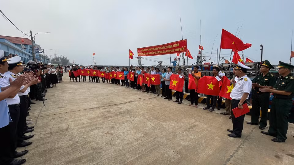 Thông qua các chương trình trao cờ Tổ quốc cho ngư dân, cùng với công tác tuyên truyền, vận động... nhận thức của ngư dân đảo Cồn Cỏ ngày càng được nâng cao, khai thác hải sản kết hợp với bảo vệ chủ quyền biển đảo của Tổ quốc. (Ảnh: Vietnam+)