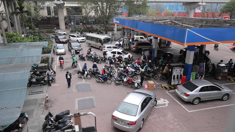 Hình ảnh ghi nhận tại trạm xăng dầu số 171 Xuân Thủy lúc 10 giờ sáng ngày 11/03. (Ảnh: Hoài Nam/Vietnam+)