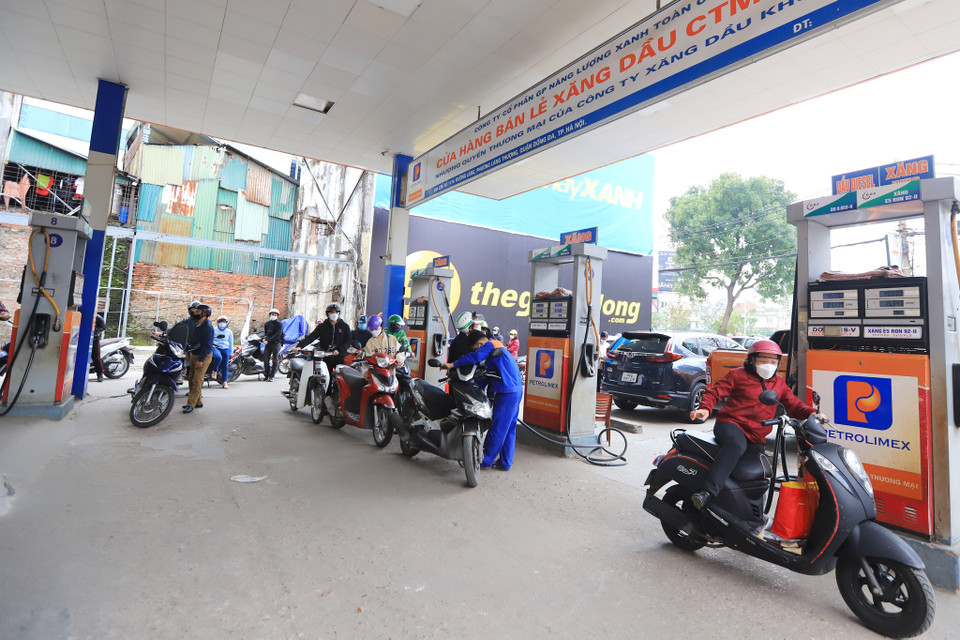 Tại cửa hàng bán lẻ xăng dầu ở số 1.174 đường Láng (phường Láng Thượng, quận Đống Đa), lượng khách vẫn đông nhưng đã ‘giảm nhiệt” so với buổi tối ngày hôm qua. (Ảnh: Hoài Nam/Vietnam+)