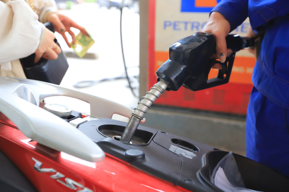  ‘Đổ đầy bình ạ!’- là câu nói xuất hiện nhiều nhất trong các cây xăng trên địa bàn Hà Nội sáng nay. (Ảnh: Hoài Nam/Vietnam+)